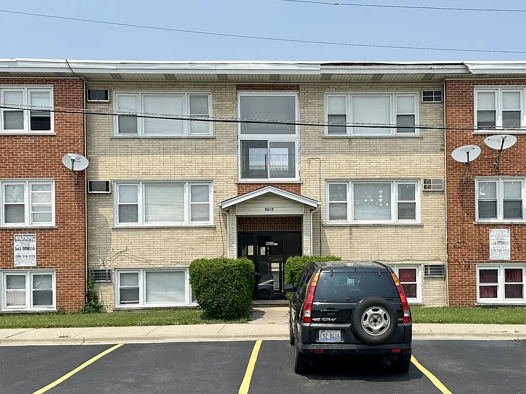 Charming 1 Bed, 1 Bath at Ivanhoe + 25th (Schiller Park) — Photo 1