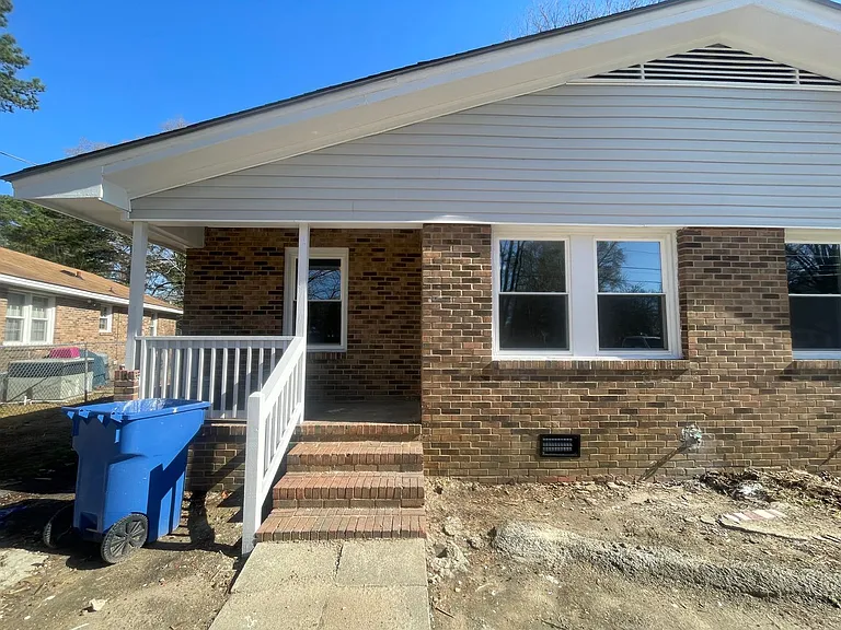 303 Freeman St SE — Photo 2