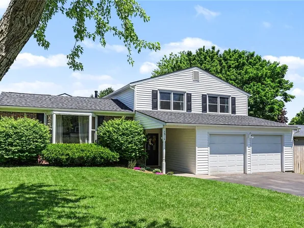 5816 Walnut Dr, Farmington, NY 14425