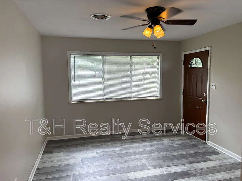3 bed, 1.0 bath, 1102 sqft, $1,300 — Photo 4