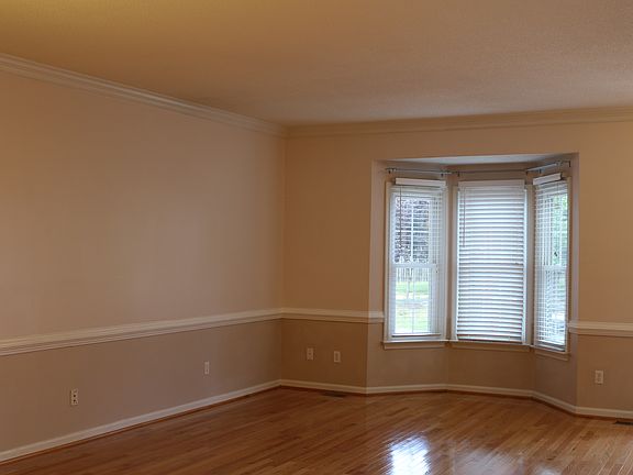 5th image of 109 Barrie Pl