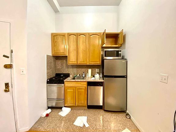 5th image of 140 W 70th St APT 1R