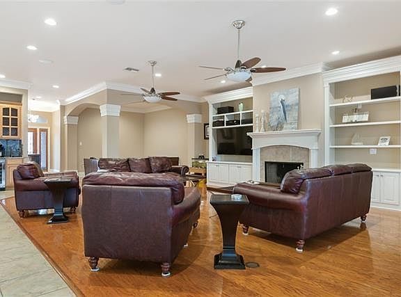 5th image of 111 Columbia Pl