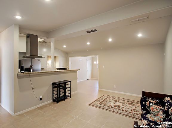 4th image of 610 E Formosa Blvd
