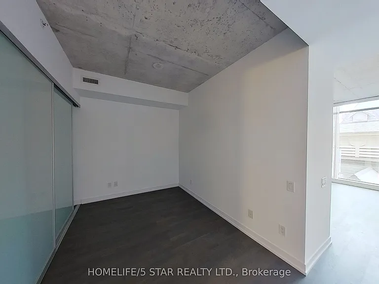 560 King St W #618 — Photo 8