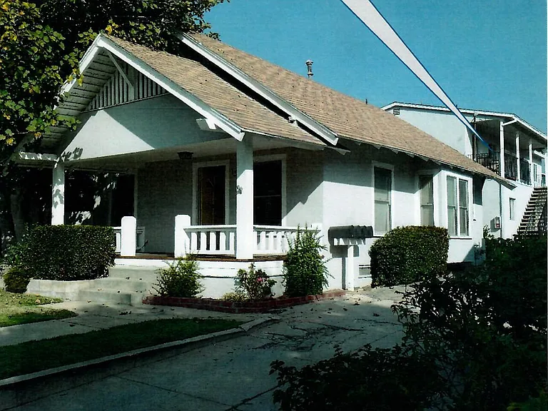 130 N Ivy Ave — Photo 2