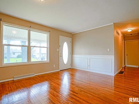 3rd image of 5833 N Western Ave