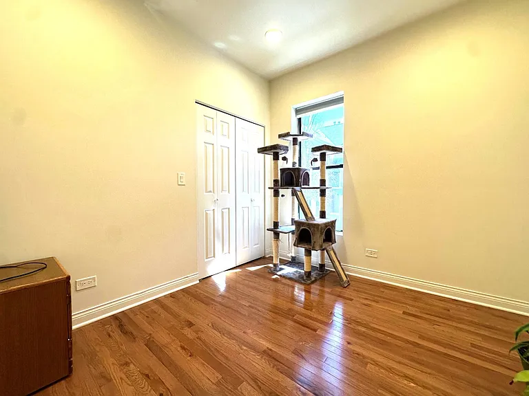 1044 W School St #2F — Photo 10