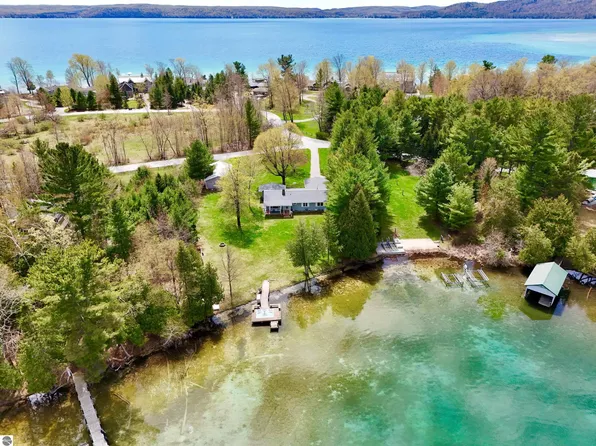 4515 Glen Eden Dr, Glen Arbor, MI 49636