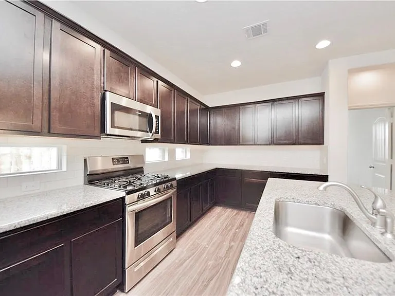 18325 Urbano Dr — Photo 9