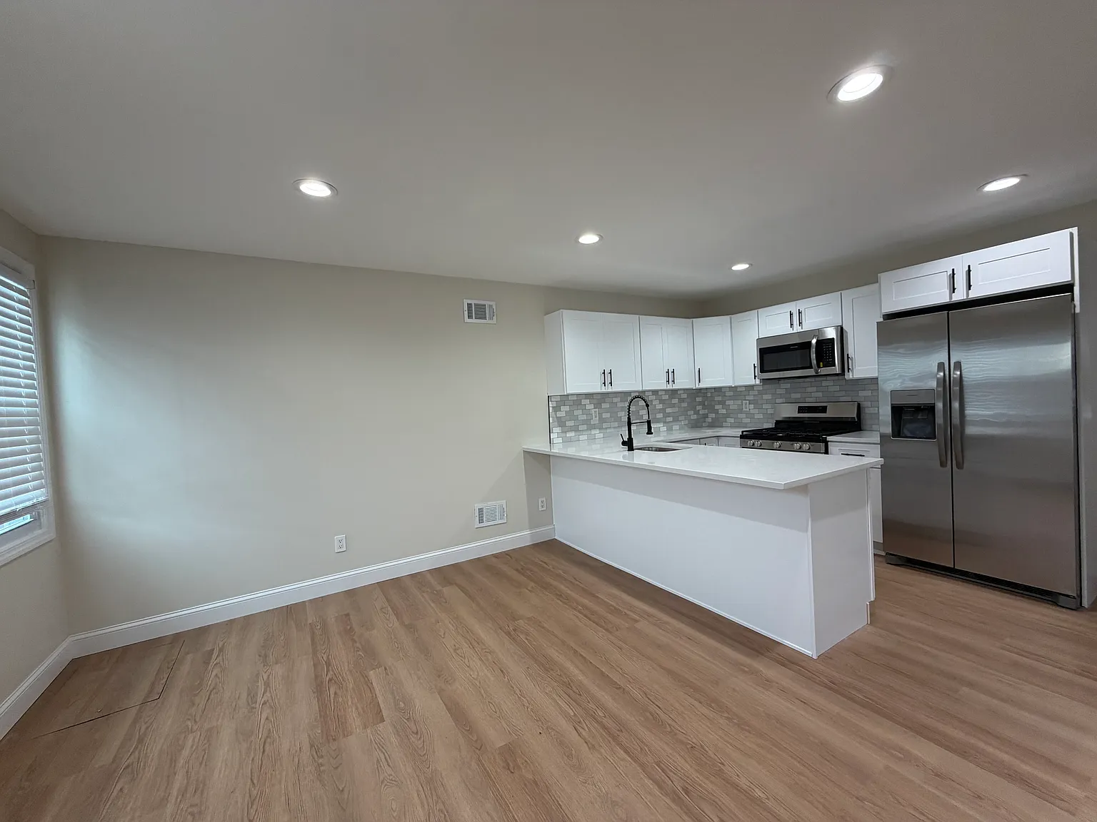 2 bed, 560 sqft, $2,950 — Photo 3