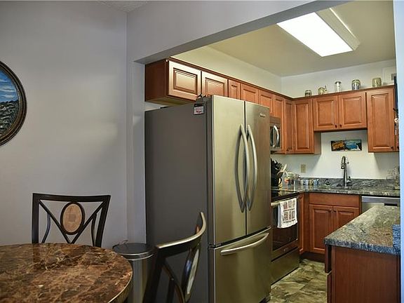 4th image of 209 NE Lincoln Cir N APT 202