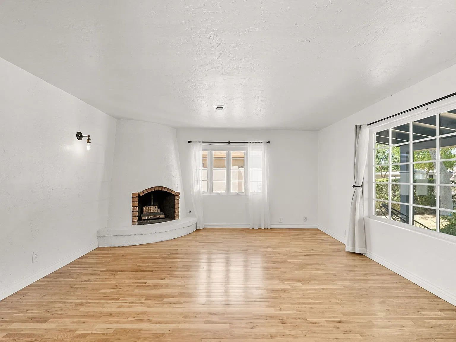 3 bed, 2018 sqft, $4,150 — Photo 4