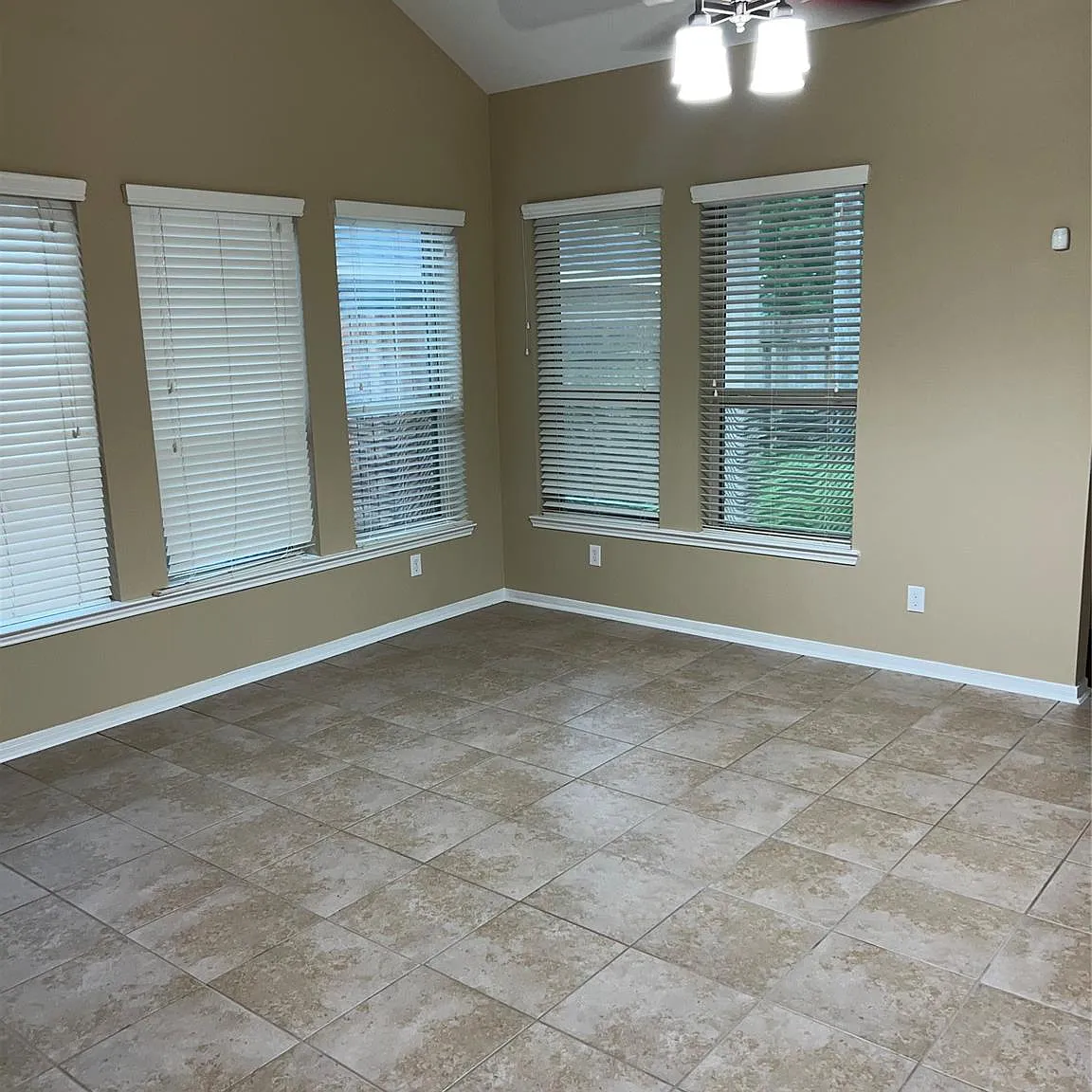 4 bed, 2.5 bath, 2832 sqft, $2,500 — Photo 2