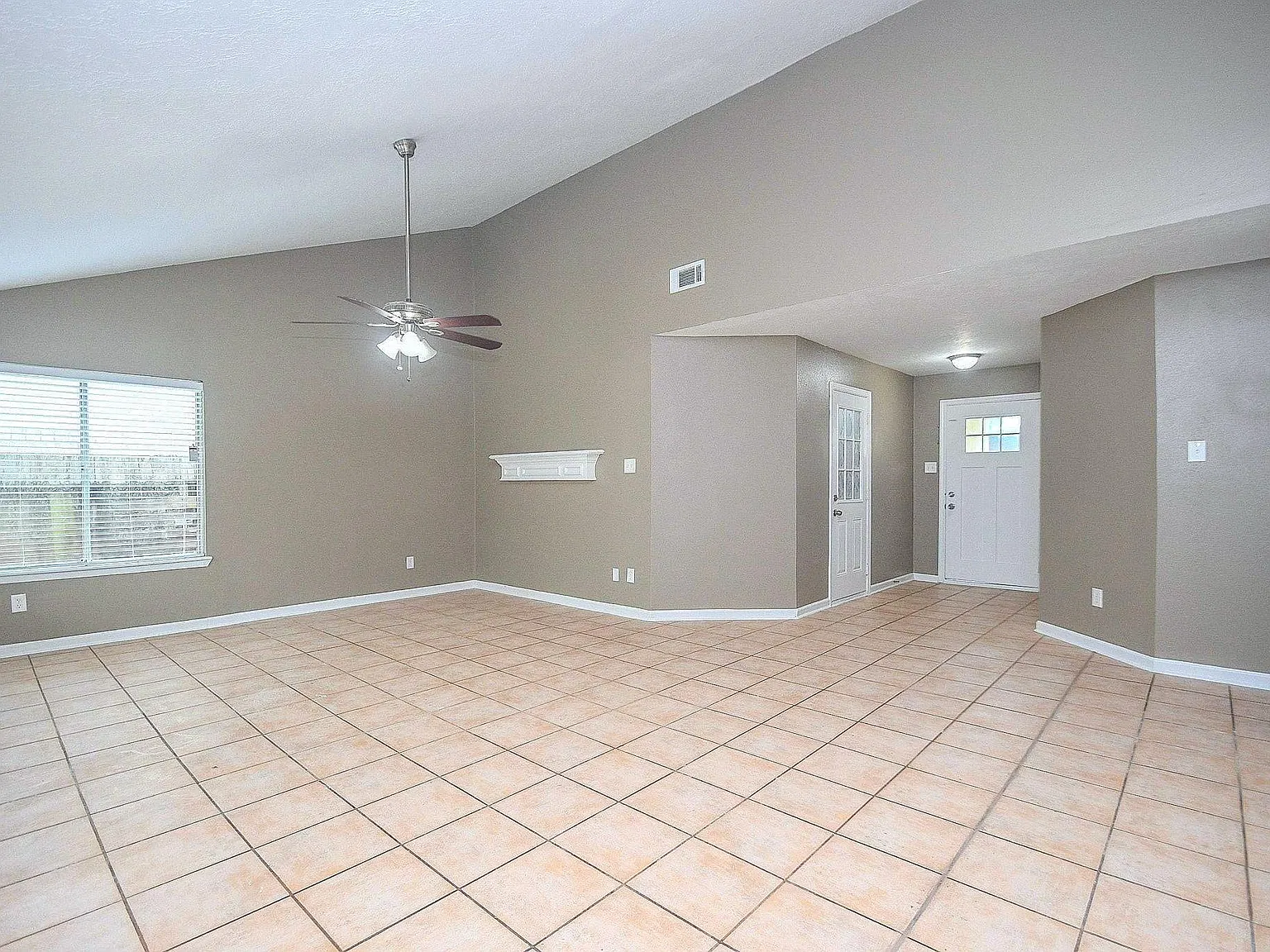 3 bed, 2.0 bath, 1394 sqft, $1,800 — Photo 4