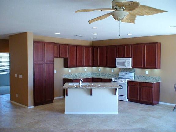 Kitchen w/granite & island