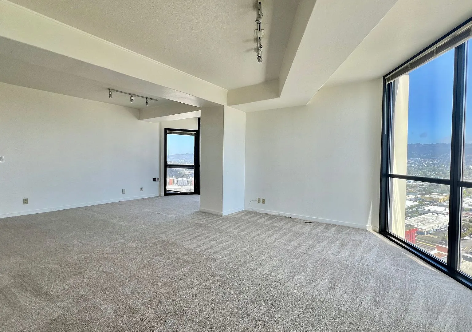 Prestigious top-floor unit 2 BR 2 BA, nestled in the heart of Emeryville! — Photo 3