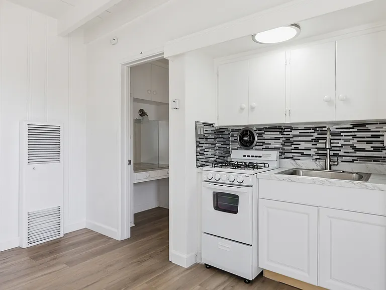 205-215 W Roderick Ave #6 — Photo 8