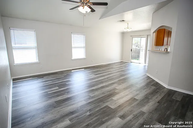 3 bed, 2.0 bath, 1419 sqft, $1,700 — Photo 3