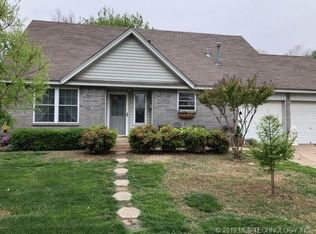 310 N Elm Pl, Owasso, OK 74055