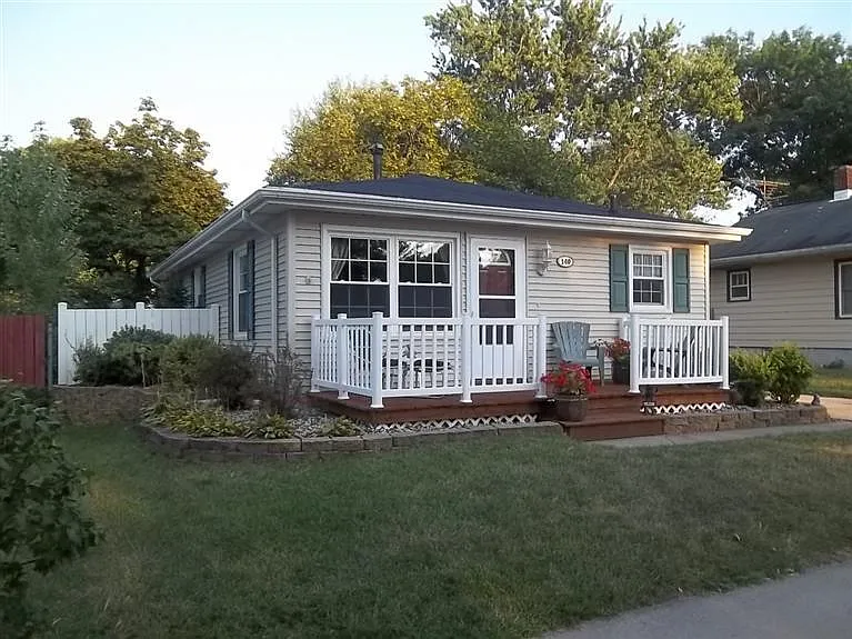 140 Harding Ave photo 1