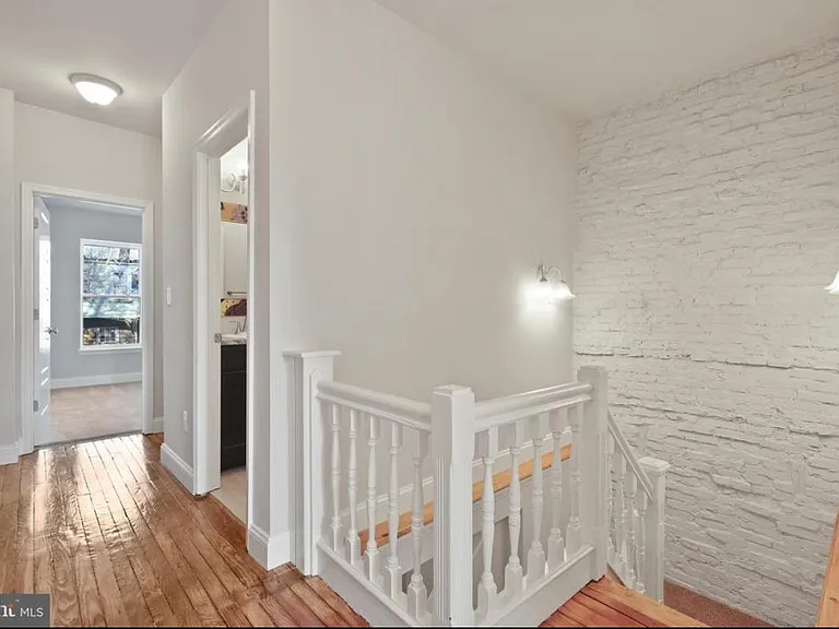 1928 W Fairmount Ave — Photo 8