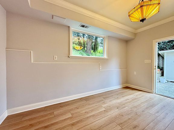 4th image of 676 Canyon Dr #A