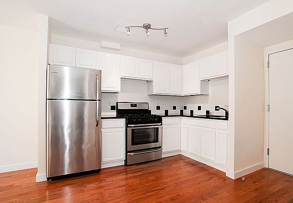 5th image of 960 Willoughby Ave APT 4E