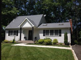 54 Cedar St, Calverton, NY 11933