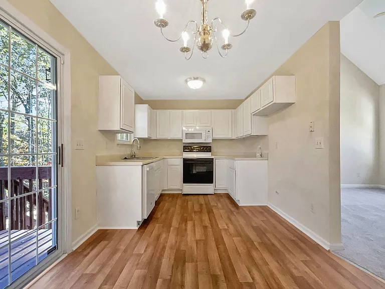 413 Adams St — Photo 4