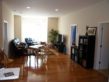 3rd image of 1921 Fairmount Ave Unit 19