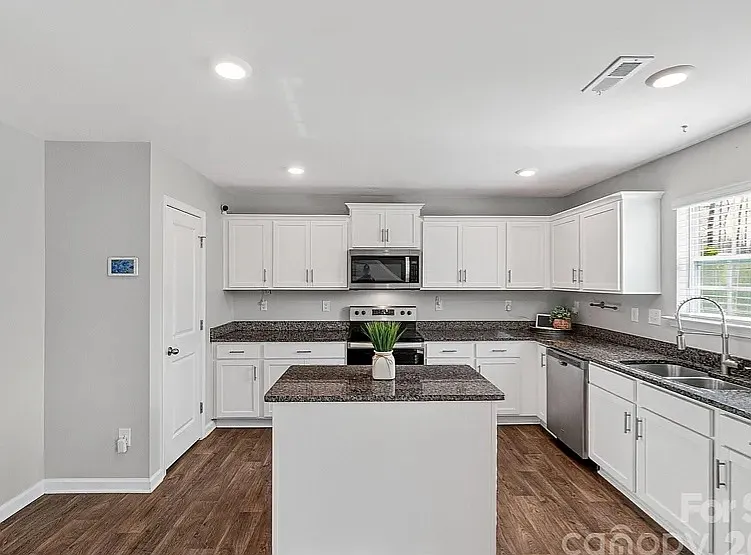 405 Bennington Dr — Photo 5