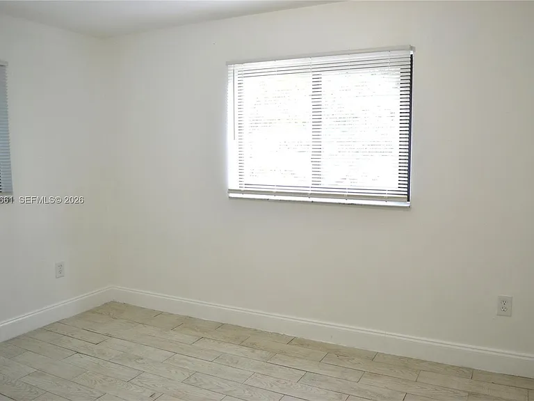 1037 SW 4th St #4 — Photo 4