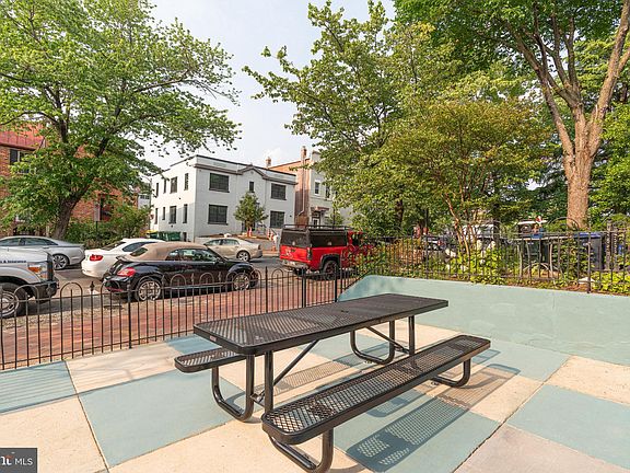 5th image of 711 G St SE