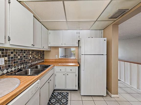 4th image of 2828 Tennis Club Dr APT 208