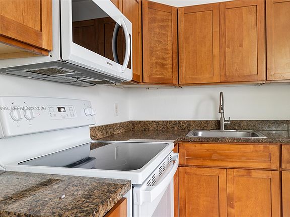 4th image of 979 SW 10th St APT 4