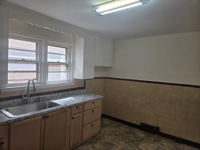 1553 Whitney Ave — Photo 11