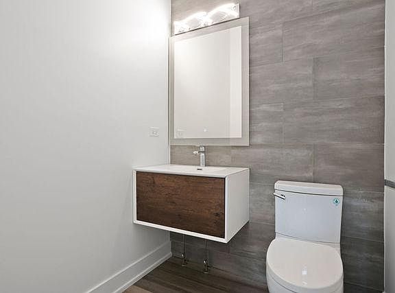 3rd image of 1530 W Oakdale Ave #2