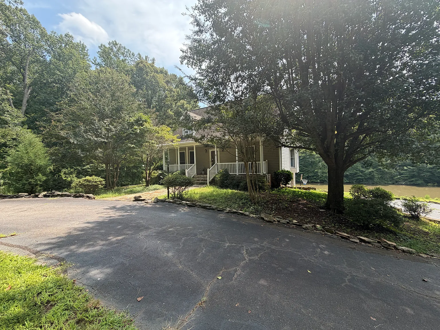 3 bed, 2.5 bath, 1707 sqft, $1,900 — Photo 3