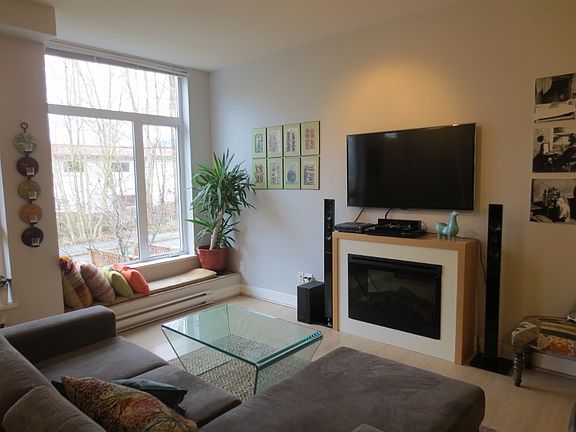 3rd image of 735 W 15th St #205