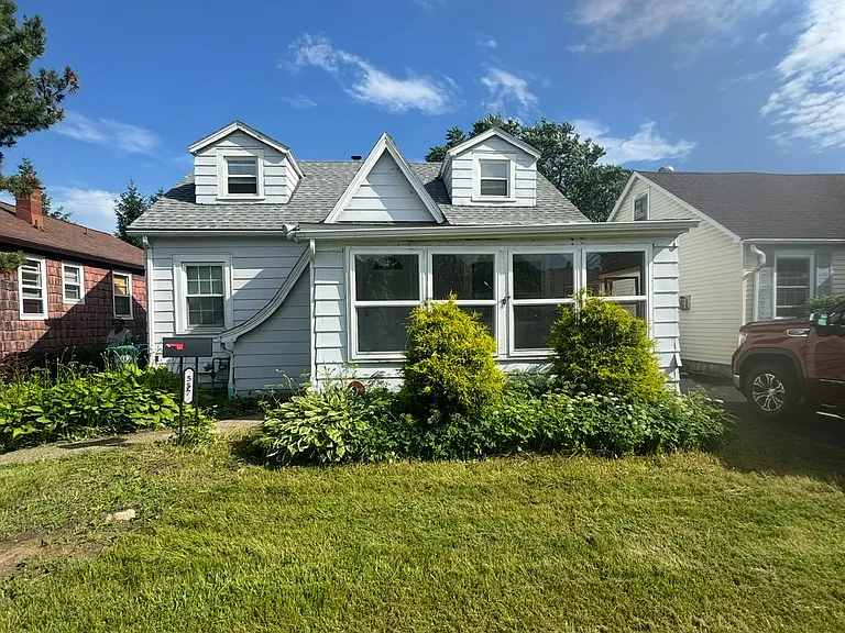 557 Emerson Dr — Photo 1