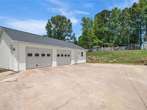 3rd image of 110 Larkspur Ln