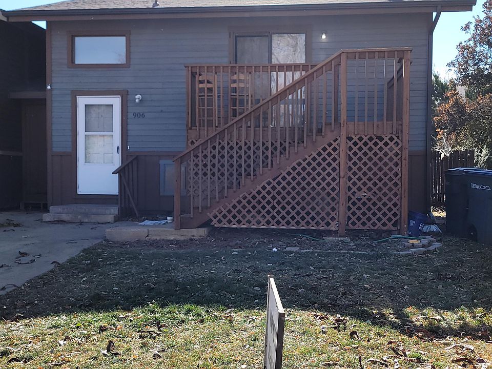 906 Sir Galahad drive, Lafayette. Small front yard