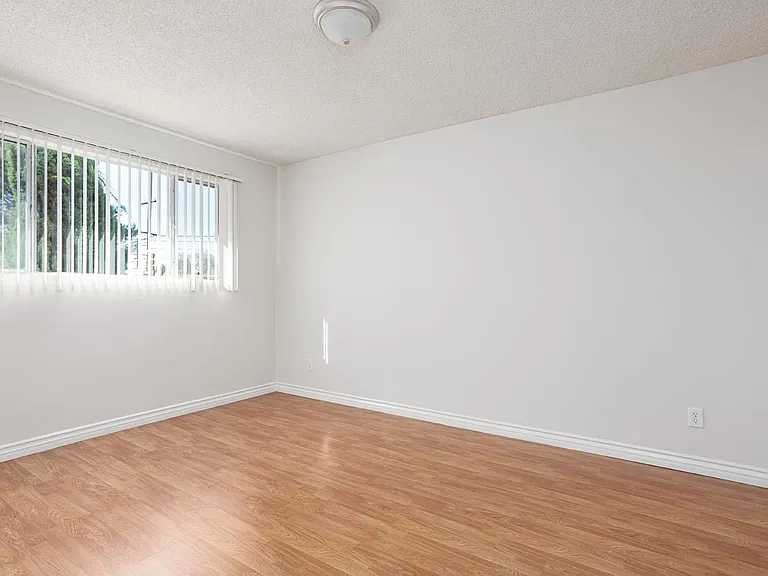 12860 Oxnard St #5 — Photo 15