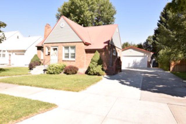 1st image of 427 E 13th St