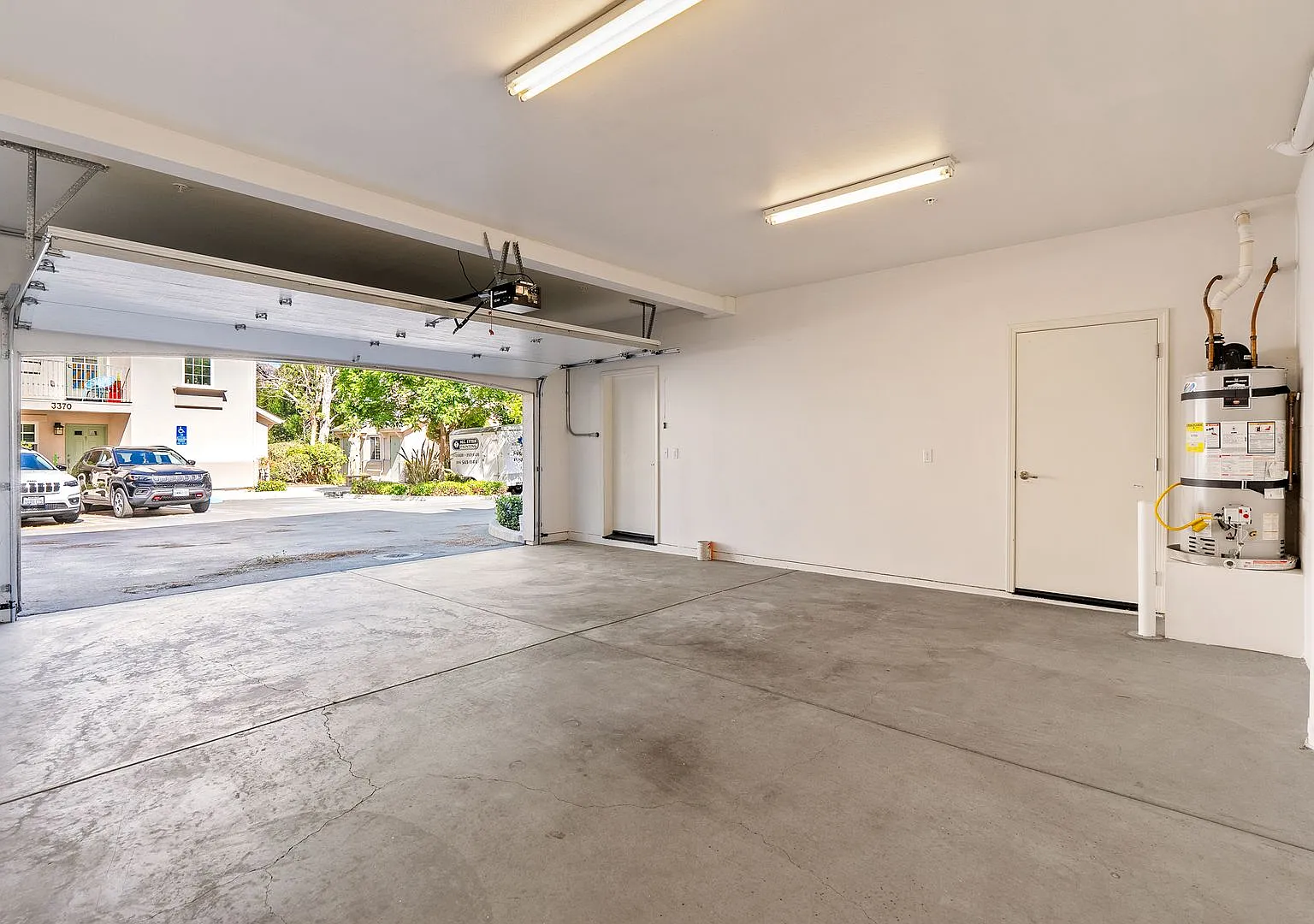 2 Bedroom 1.5 Bath townhouse with private balcony and 2 car garage — Photo 3
