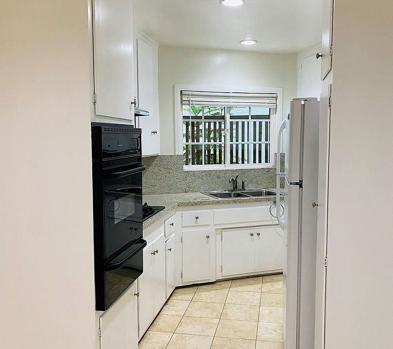 1st image of 939 Larrabee St APT 2