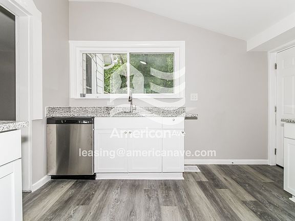 366256_004_kitchen_13857368.jpg