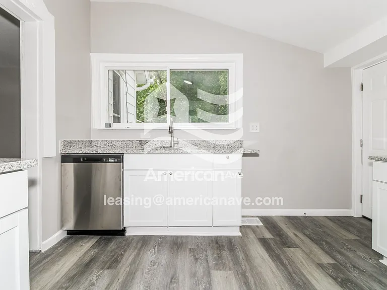 366256_004_kitchen_13857368.jpg