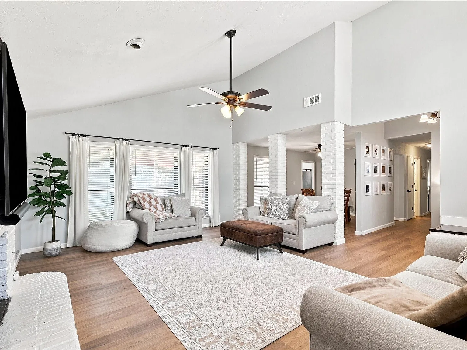 3 bed, 2.0 bath, 1878 sqft, $3,000 — Photo 2